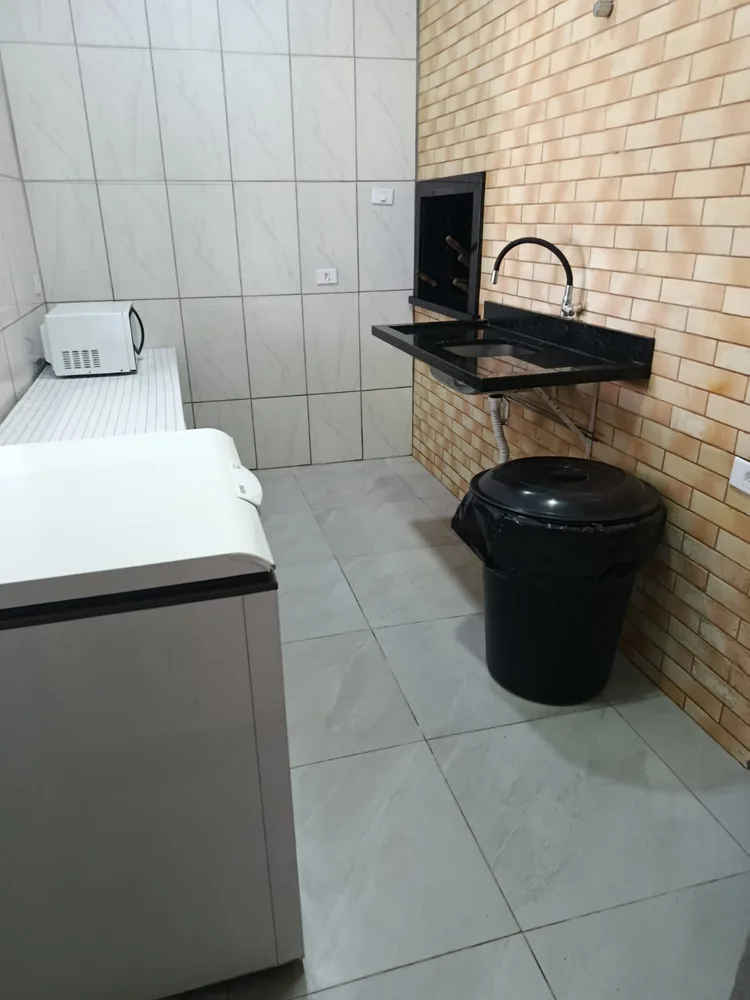 Pia, micro-ondas e freezer na cozinha