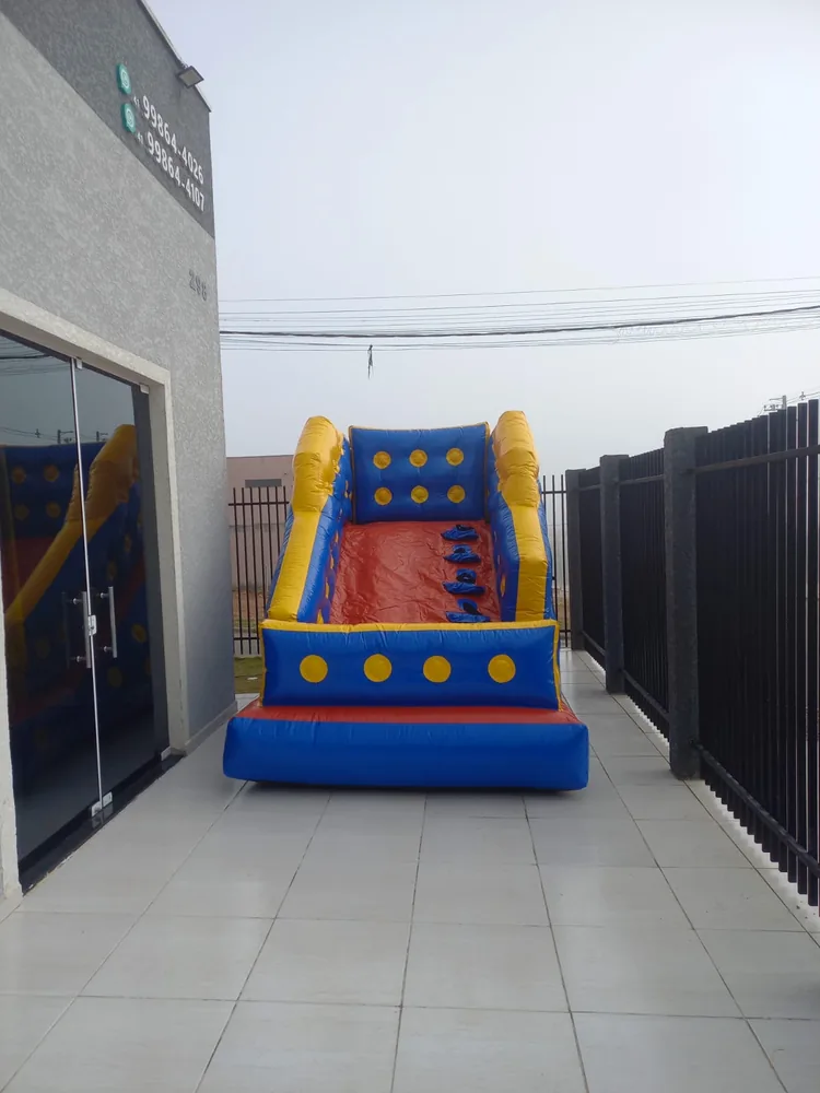 Escorrega inflável colorido na área externa