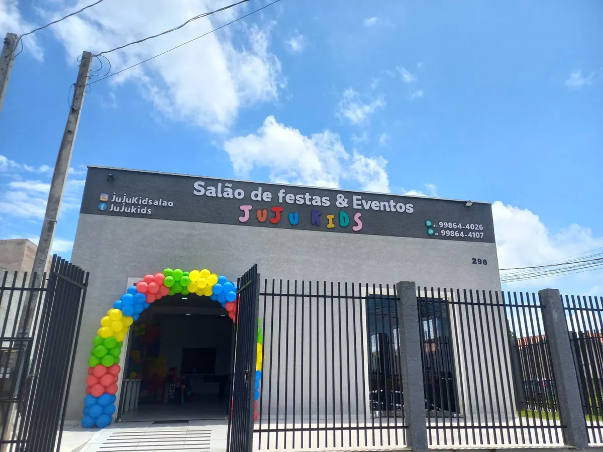 Fachada do Salão de Festas Juju Kids com arco de balões